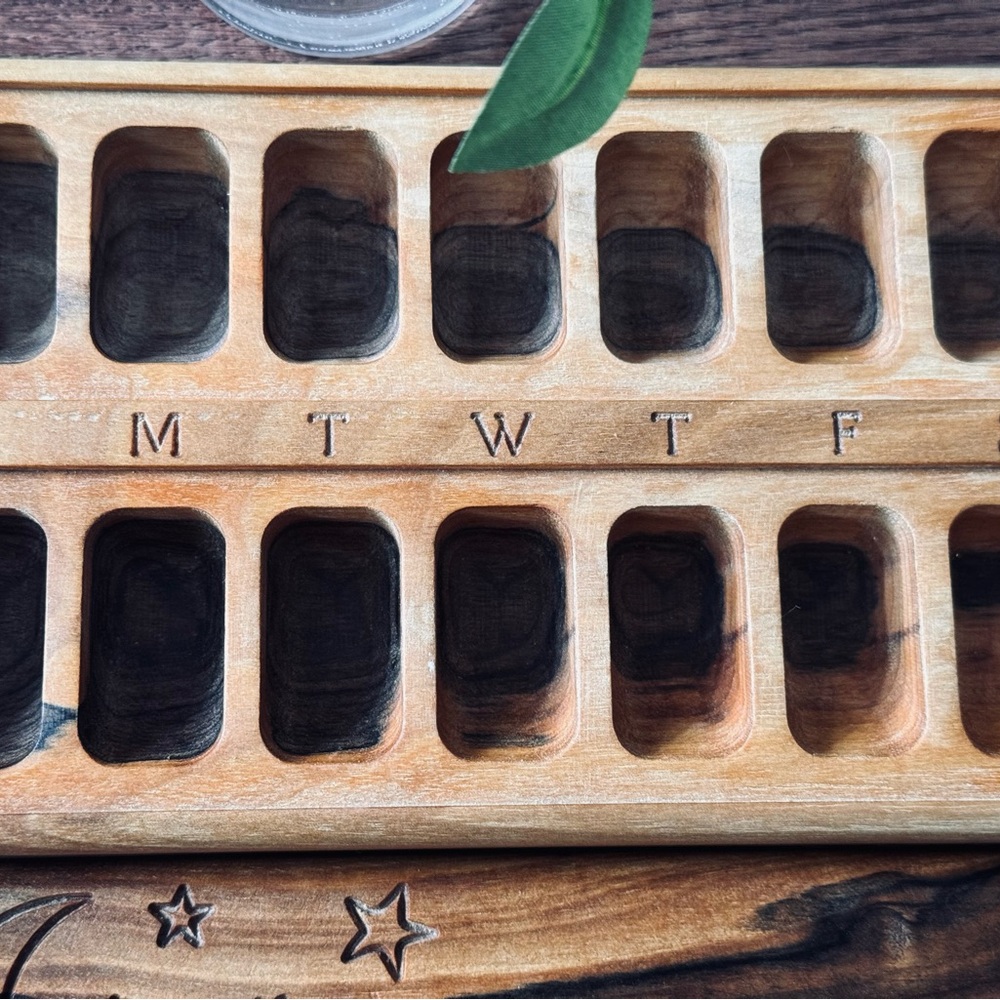 Wooden Pill Box 7 Day Sun โ๏ธ & Moon ๐ Day Nigh Travel/Nature Ornament Pill case - Picture 6 of 8
